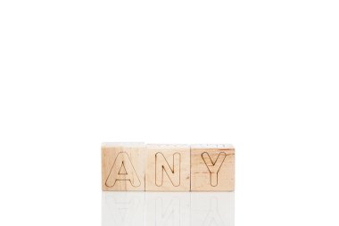 Beyaz arka planda sözel tahta küplere yakın plan çekimleri