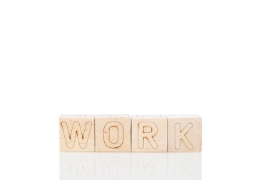 Tahta küplerin beyaz arka planda yakın plan resimleri var.