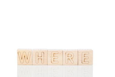 Sözcüklerle dolu tahta küpleri yakın plan beyaz arkaplanda.