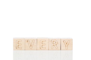 Tahta küplerin her biri beyaz arka planda yakın planda.