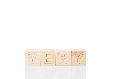 Tahta küpleri beyaz arka planda çok yakın planda.