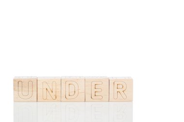 Tahta küplerin altında beyaz bir arka plan var.