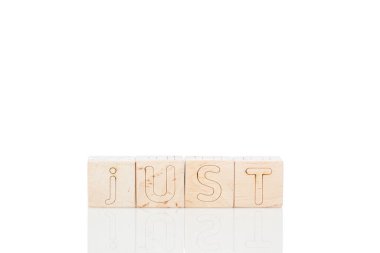 Sözcüklerle dolu tahta küpleri sadece beyaz arka planda yakın plan çekimde