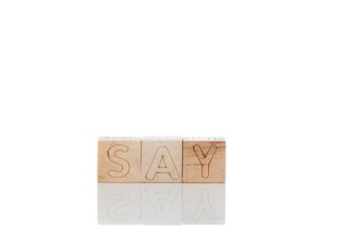 Tahta küplerin harfleri yakın plan beyaz arkaplanda.