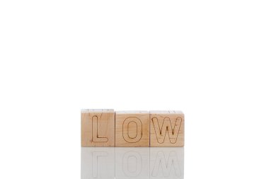 Beyaz arka planda düşük harfli ahşap küpler.