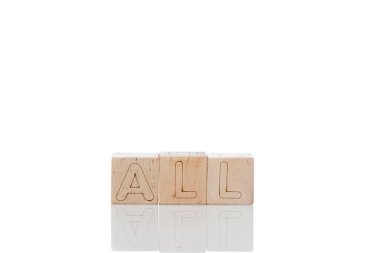 Tahta küplerin hepsi beyaz arka planda, yakın planda.