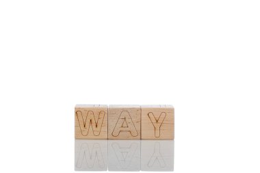 Beyaz arka planda harf içeren tahta küpler.