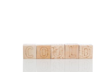 Tahta küpleri beyaz bir arka planda yakın plan üzerinde olabilir.