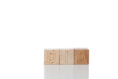 Beyaz arkaplandaki tahtadan küplere yakın plan çizilmiş.