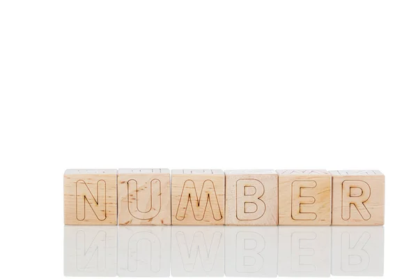 木製の立方体白い背景に文字の数を閉じる — ストック写真