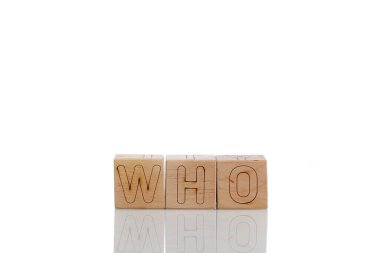 Beyaz arka planda harf içeren ahşap küpler.