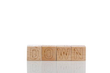 Ahşap küplerin beyaz arka planda yakın plan harfleri var.