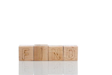 Harfli tahta küpler beyaz arka planda, yakın planda bulunur.