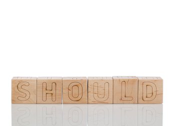 Harfli tahta küpler yakın plan beyaz bir arkaplanda olmalı.