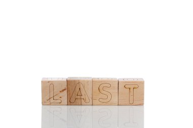 Ahşap küpleri en son beyaz arka planda yakın plan çekimde kullanıldı.