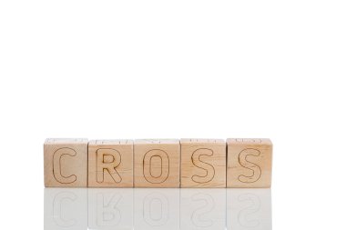 Tahta küpleri beyaz arka planda kesişiyor.