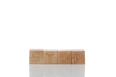 Tahta küpleri beyaz arka planda duruyor.