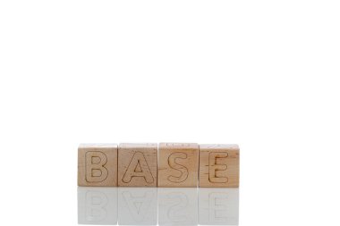 Tahta küplerin altında beyaz bir zemin var.