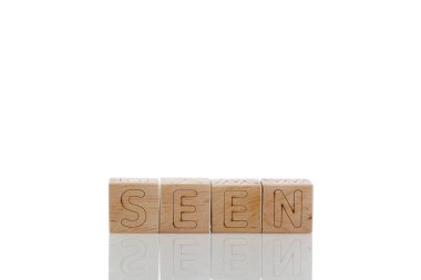 Beyaz arka planda harflerle işaretlenmiş tahta küplere yakın plan.