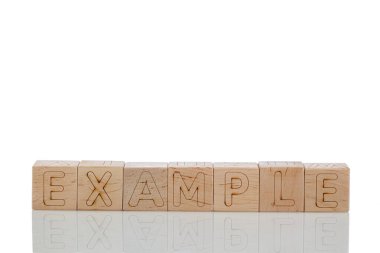 Tahta küpler ve harfler. Örneğin beyaz arka plan yakın plan.