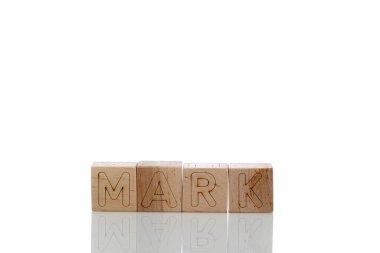 Beyaz arka planda harflerle işaretlenmiş tahta küpleri.