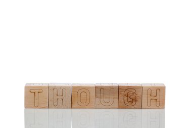 Beyaz arka planda harfi harfi olan tahta küpleri yakın plan.