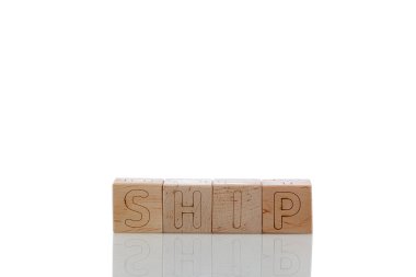 Tahta küplerin üzerinde beyaz arka planda mektuplar var.