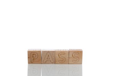 Harfli tahta küpler yakın plan beyaz bir arkaplan üzerinden geçer.