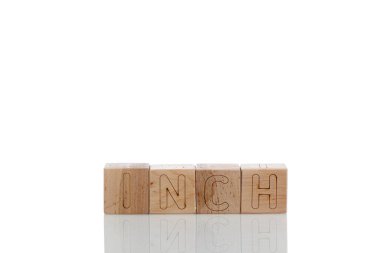 Tahta küplerin üzerinde beyaz bir arka plan var.