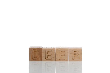 Beyaz arka plan üzerinde derin harflerle ahşap küpler.