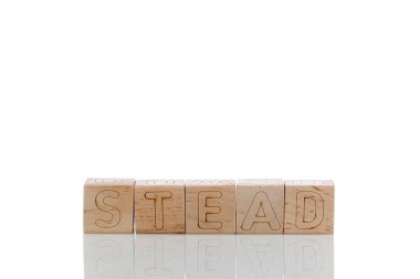 Beyaz arka planda harf yerine ahşap küpleri var.