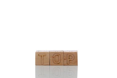 Ahşap küplerin üstü beyaz arka planda yakın plan ile kaplıdır.