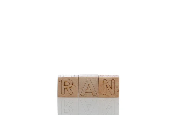 Cubi Legno Con Lettere Correvano Uno Sfondo Bianco Primo Piano — Foto Stock