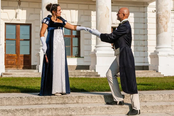 Hermosa Chica Con Chico Traje Vintage Fondo Del Castillo Cerca — Foto de Stock