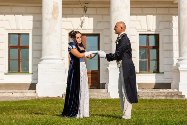 Hermosa Chica Con Chico Traje Vintage Fondo Del Castillo Cerca — Foto de Stock