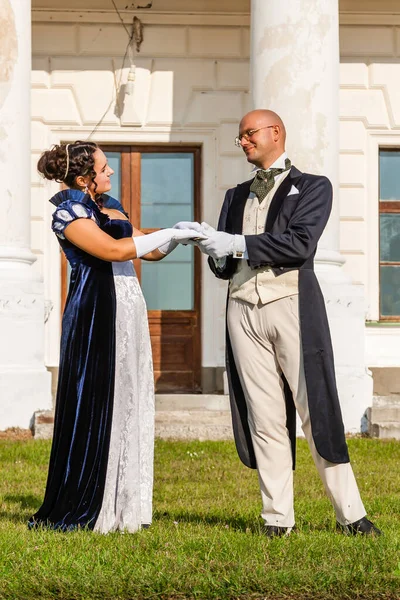 Hermosa Chica Con Chico Traje Vintage Fondo Del Castillo Cerca —  Fotos de Stock