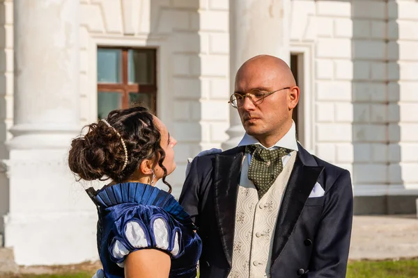 Hermosa Chica Con Chico Traje Vintage Fondo Del Castillo Cerca —  Fotos de Stock