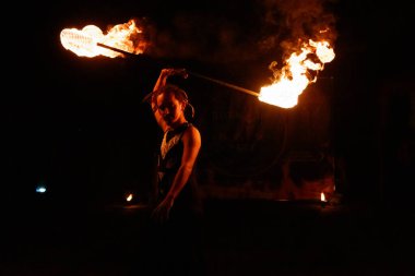 Ateş gösterisi, yakın çekim ateş rotasyonu.