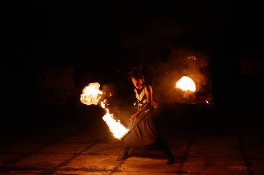 Ateş gösterisi, yakın çekim ateş rotasyonu.