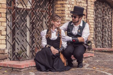 Bir erkekle güzel bir kız, birbirine aşık bir çift, Steampunk elbiseli, yakın çekim