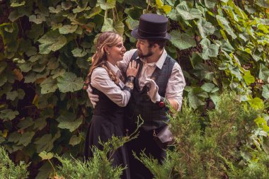 Bir erkekle güzel bir kız, birbirine aşık bir çift, Steampunk elbiseli, yakın çekim