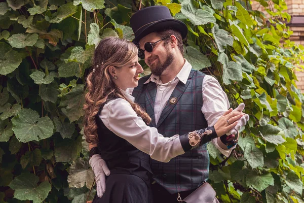 Hermosa Chica Con Chico Pareja Enamorada Ropa Steampunk Cerca —  Fotos de Stock