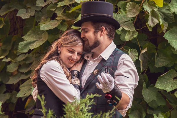 Hermosa Chica Con Chico Pareja Enamorada Ropa Steampunk Cerca —  Fotos de Stock