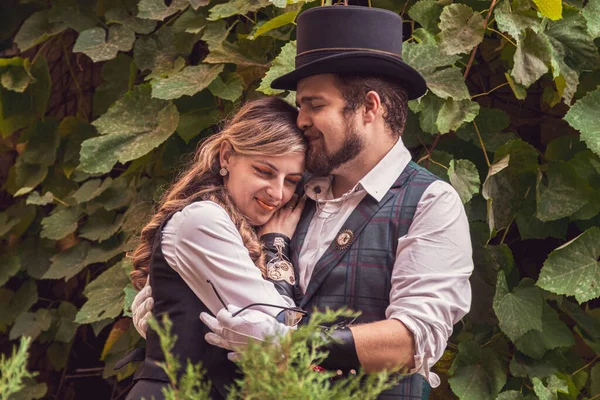 Hermosa Chica Con Chico Pareja Enamorada Ropa Steampunk Cerca —  Fotos de Stock