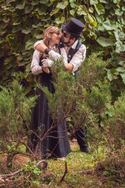 Bir erkekle güzel bir kız, birbirine aşık bir çift, Steampunk elbiseli, yakın çekim
