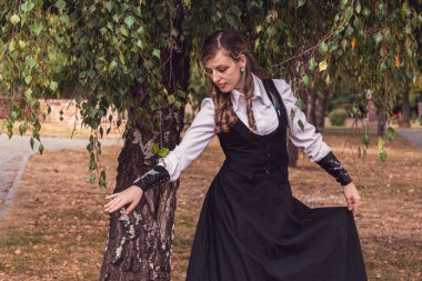 Steampunk elbiseli güzel kız. Yaklaş.