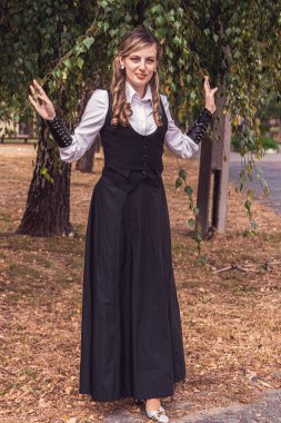 Steampunk elbiseli güzel kız. Yaklaş.