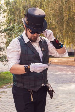 Steampunk elbiseli yakışıklı adam. Yaklaş.