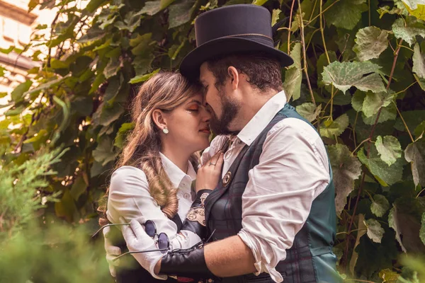 Hermosa Chica Con Chico Pareja Enamorada Ropa Steampunk Cerca —  Fotos de Stock