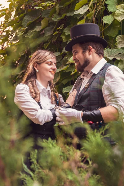 Hermosa Chica Con Chico Pareja Enamorada Ropa Steampunk Cerca — Foto de Stock